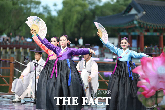 지난해 열린 제22회 부여서동연꽃축제 개막식 축하공연 장면 /부여군