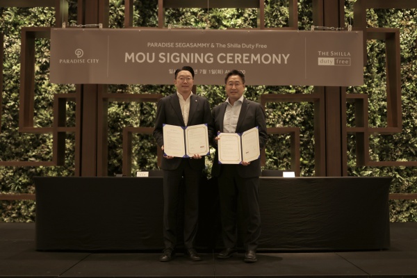 신라면세점이 지난 1일 인천광역시 중구 영종도 파라다이스시티에서 외국인 관광객 유치 활성화를 위한 업무협약을 체결했다. (왼쪽부터) 최종환 파라다이스 대표, 김준환 호텔신라 TR부문장. /신세면세점