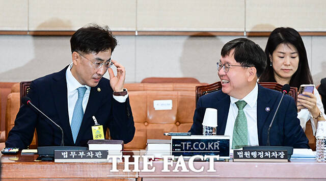 국회에서 열린 법제사법위원회 법안심사제1소위원회에 이진수 법무부 차관(왼쪽)과 배형원 법원행정처 차장이 출석해 대화하고 있다.