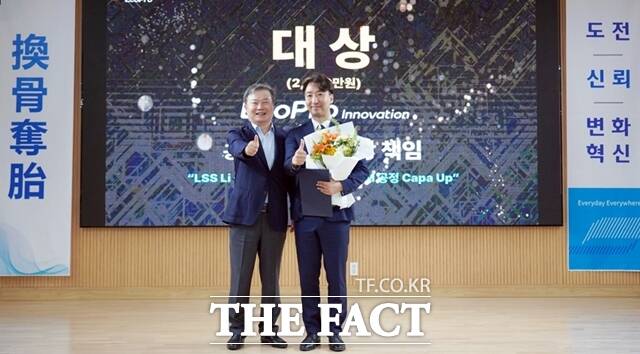 ﻿이동채 창업주가 1일 충북 오창 본사에서 열린 혁신 아이디어 공모전 대상 수상자인 에코프로이노베이션 서백광 책임과 기념사진을 촬영하고 있다. /에코프로