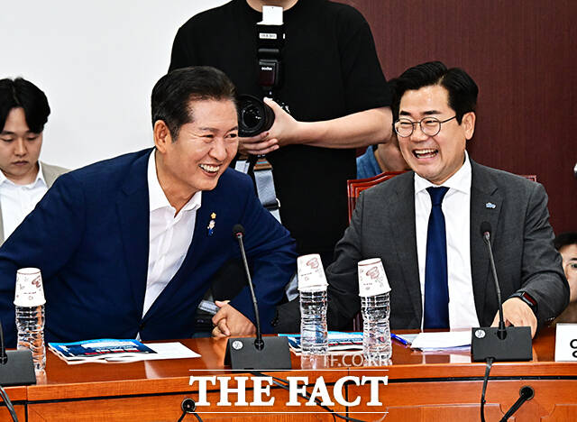 박찬대, 정청래 더불어민주당 당대표 후보가 2일 오후 서울 여의도 국회에서 열린 검찰개혁 토론회에 참석해 환한 미소를 지으며 인사하고 있다. /배정한 기자