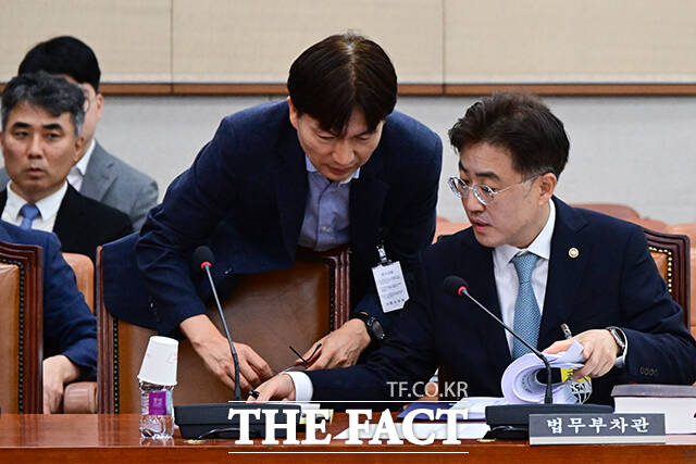 회의 준비하는 이진수 법무부 차관(오른쪽).