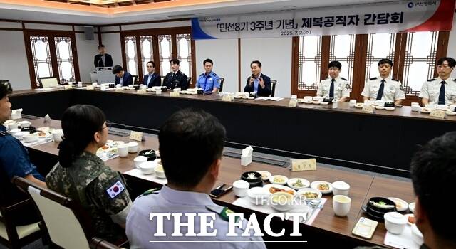 유정복 인천시장이 2일 시청 장미홀에서 민선8기 3주년을 기념해 제복 공직자 간담회를 갖고 있다. /인천시