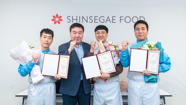 강승협 신세계푸드 대표이사(왼쪽에서 두 번째)가 안전한 작업 환경 실천을 위한 현장 경영에 나섰다. /신세계푸드