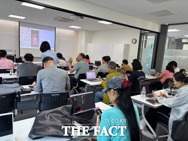 서울 강북구는 오는 24일부터 내달 28일까지 생애 첫 자서전 – ChatGPT와 함께 쓰는 인생 이야기 프로그램을 운영한다./강북구