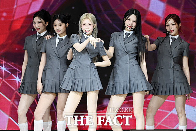 [더팩트ㅣ남용희 기자] 그룹 블링원이 2일 오전 서울 중구 장충동 크레스트72에서 열린 3번째 디지털 싱글 발매 기념 쇼케이스에서 타이틀곡 미스터 무대를 펼치고 있다.