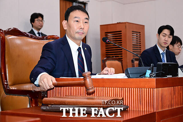 이날 열린 제1차 법안심사소위원회는 이진수 법무부 차관과 배형원 법원행정처 차장이 출석한 가운데 상법 개정안, 출입국관리법 개정안, 법원조직법 개정안 등에 대해 논의한다.
