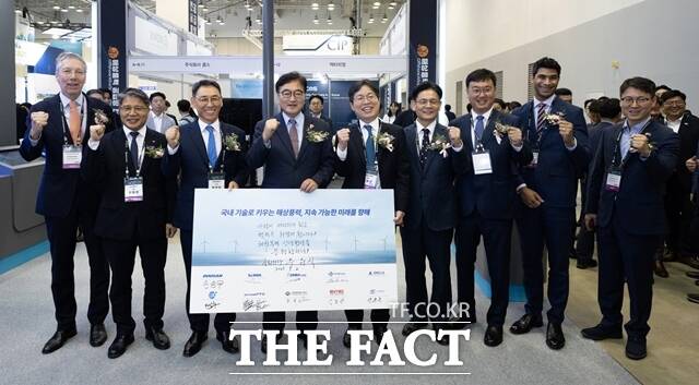 두산에너빌리티가 한국풍력산업협회 주관으로 2일 부산 벡스코에서 개막한 ‘2025 해상풍력 공급망 콘퍼런스 전시회’에서 국내 9개 협력사와 공급망 활성화를 위한 상생 협약을 체결했다. 정연인두산에너빌리티 부회장(왼쪽 세 번째부터), 우원식 국회의장, 김형근 한국풍력산업협회 회장, 양병내 산업통상자원부 무역위원회 상임위원 등 주요 인사들이 기념 촬영을 하고 있다. /두산에너빌리티