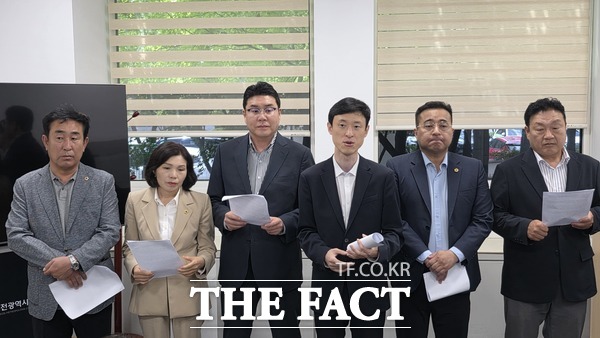 국민의힘 대전시의원들이 2일 대전시의회 기자실에서 기자회견을 열고 장대교차로 입체화 사업에 대해 더불어민주당의 행태를 발목잡기로 규정하고 규탄했다. /정예준 기자
