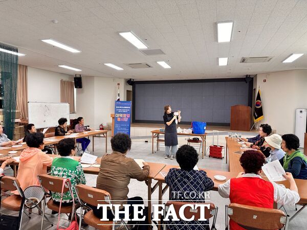 대덕구노인종합복지관 제2분관 북부노인복지관 2025년 선배시민-대덕향길 봉사단이 2일 친환경 공예물품을 직접 제작해 독거어르신께 전달하는 나눔활동을 진행했다. /대덕구노인종합복지관