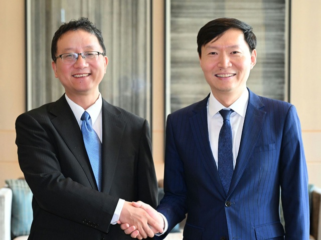 외교부는 강영신 동북·중앙아국장이 지난 1일 한국을 방문한 류진송(劉勁松) 중국 외교부 아주국장과 서울에서 한중 국장급 협의를 가졌다고 2일 밝혔다. 사진은 강 국장(오른쪽)과 류 국장. /외교부