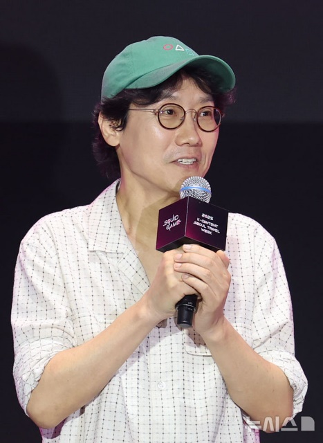 지난 6월 28일 한 행사에서 언론과 인터뷰를 하고 있는 황동혁 감독. 그는 한국어 조합인 오징어 + 놀이 대신 한국어와 영어의 조합인 오징어 + 게임을 택했다./뉴시스