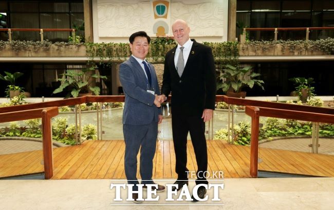 박승원 광명시장이 스테판 브루너 코스타리카 제1부통령과 기념 촬영하고 있다. /광명시