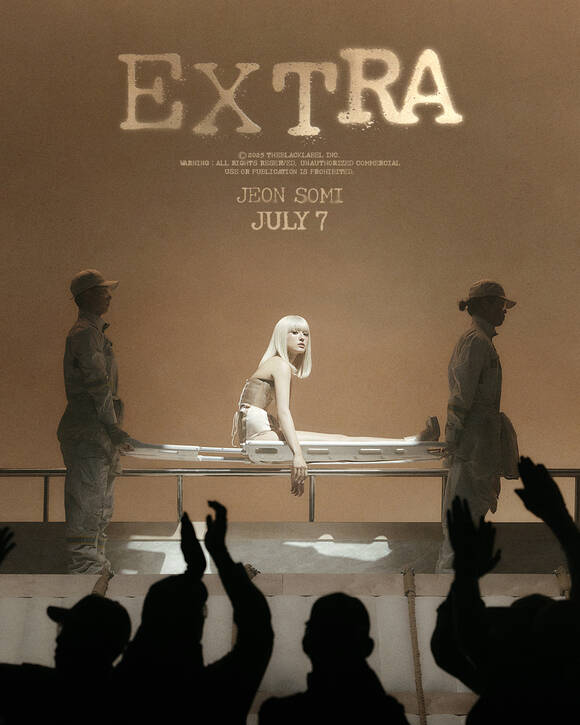 전소미가 새 디지털 싱글 EXTRA의 콘셉트 포스터를 공개했다. /더블랙레이블