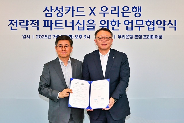 지난 1일 우리은행 본점에서 우리은행과 삼성카드가 전략적 파트너십을 위한 업무협약식을 가졌다. 협약식 이후 정진완 우리은행장(오른쪽)과 김이태 삼성카드 대표이사 사장이 기념사진을 촬영하고 있다. /우리은행