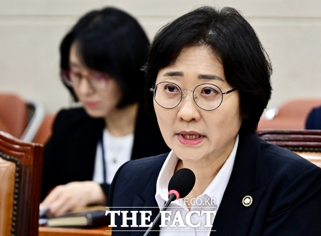 [더팩트ㅣ국회=배정한 기자] 이스란 보건복지부 제1차관이 지난 1일 오전 서울 여의도 국회에서 열린 보건복지위원회 전체회의에 참석해 추경안 관련 질의에 답변을 하고 있다.