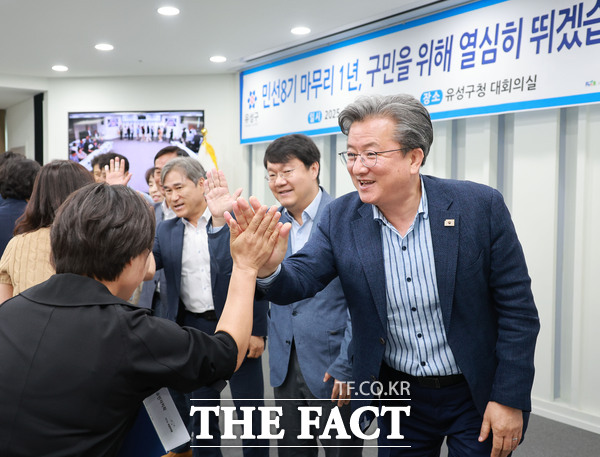 정용래 대전 유성구청장이 2일 확대간부회의를 마무리하며 간부들과 하이파이브를 하고 있다./대전 유성구