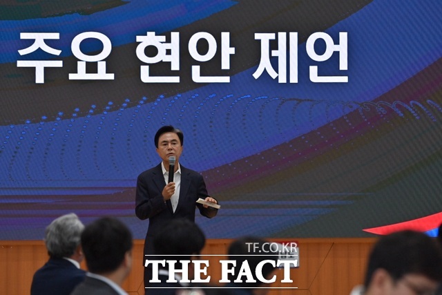 김태흠 충남도지사가 2일 도청 대회의실에서 열린 제8기 충남도 정책자문위원회 정기회에서 도정 주요 현안에 대해 설명하고 있다. /충남도