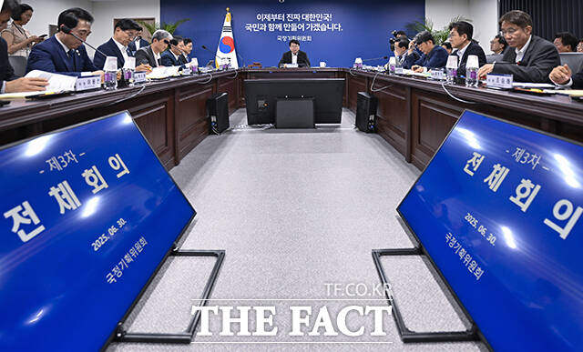 과학기술기본법 개정안은 정부가 국가 총지출의 5% 이상을 R&D에 투자하도록 노력할 의무를 명시한 조항을 핵심 내용으로 담고 있다. 이한주 위원장(가운데)이 30일 오후 서울 종로구 국정기획위원회에서 열린 제3차 전체회의에 참석해 모두발언을 하고 있다. /임영무 기자