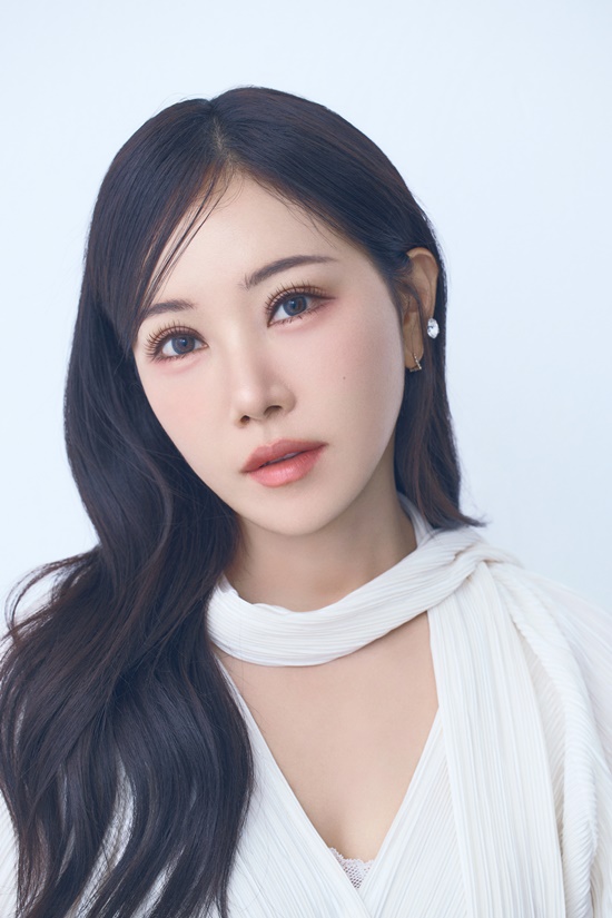 가수 천가연이 신곡 일등이에요를 발표하고, 본격적인 활동 재개에 나섰다. 신곡을 내고 최근 방송활동을 재개한 그는 모처럼 자신만의 스타일곡에 신바람을 내고 있다. /위메이드엔터