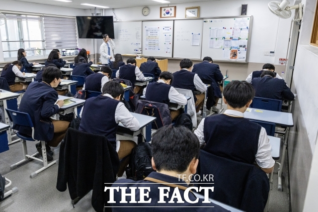 육부는 2일 모든 수행평가는 수업시간 내에 이루어진다는 원칙을 철저히 적용할 것이라고 밝혔다. 사진은 서울의 한 고등학교, / 더팩트 DB