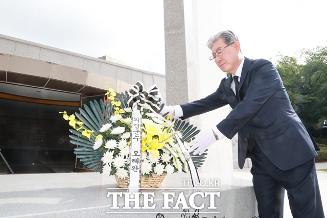 오태완 의령군수가 충혼탑을 참배하고 민선8기 4년차 새로운 시작을 알렸다. /의령군