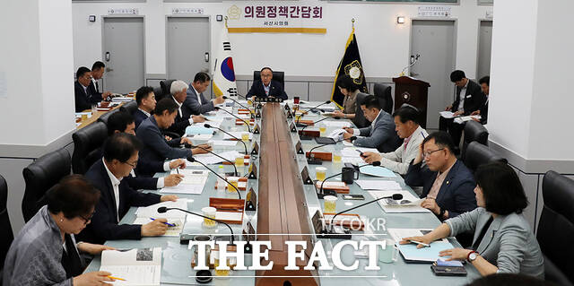 서산시의회가 2일 의원사무실에서 7월 의원 정책간담회를 개최하고 있다. /서산시의회