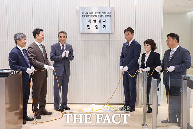 김건희 여사를 둘러싼 의혹을 수사하는 민중기 특별검사가 본격적인 수사 착수를 알렸다. 윤석열 전 대통령의 부인 김건희 여사 의혹 관련 사건을 맡은 민중기 특별검사를 비롯한 특검보들이 2일 오전 서울 종로구 KT광화문빌딩 웨스트에 마련된 특검 사무실에서 현판 제막을 하고 있다. 왼쪽부터 문홍주·박상진 특검보, 민중기 특검, 김형근·오정희 특검보, 홍지항 지원단장. /서예원 기자