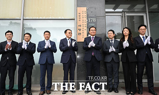 이명현 채상병 특별검사(오른쪽 네 번째)와 특검팀이 2일 오전 서울 서초구에 마련된 특검팀 사무실에서 현판식을 갖고 있다. /박헌우 기자