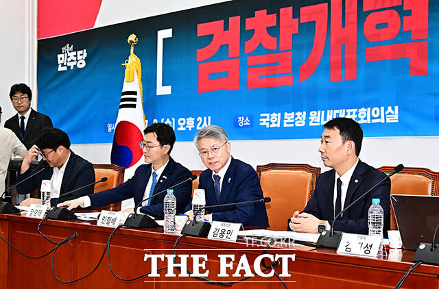 민형배 더불어민주당 의원이 2일 오후 서울 여의도 국회에서 열린 검찰개혁 토론회에 참석해 인사말을 하고 있다. /배정한 기자