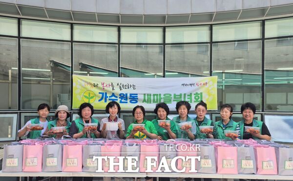 대전 서구 가수원동 새마을부녀회는 1일 가수원동 행정복지센터에서 회원 10명이 참여해 저소득 가구에 삼계탕을 전달하는 건강 삼계탕 나눔 행사를 했다. /대전 서구