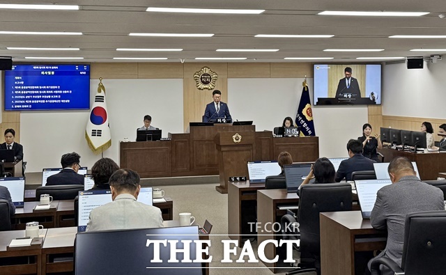 충청광역연합의회가 2일 본회의장에서 제5회 임시회 제1차 본회의를 열고 있다. /충청광역연합의회