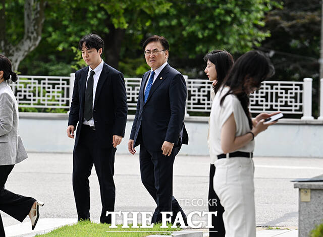 유상임 과학기술정보통신부 장관이 2일 오후 내란특검 조사를 받기 위해 서울 서초구 서울고검 청사로 출석하고 있다. /박헌우 기자