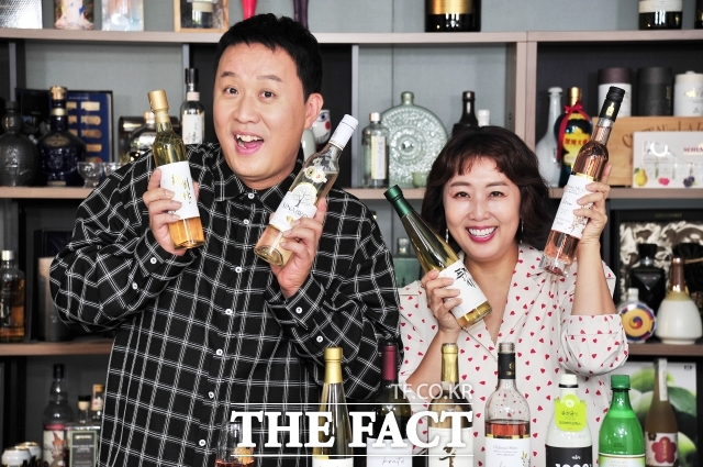 정준하는 누구보다 열심히 바쁘게 뛰어 여기까지 왔다면서 이번 김치 브랜드 출시는 그동안의 경험들을 살린 완결편이라고 할만큼 총력을 다해 매진하는 프로젝트라고 자신감을 보였다. 사진은 요리연구가 홍신애 씨(오른쪽)와 서울 강남구 전통주갤러리 양조장 홍보대사 위촉 당시 모습. /더팩트 DB