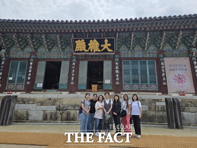 공주시 다문화가족 공주 문화 홍보단이 지역의 대표 사찰 갑사 등 4곳을 관람하고 기념 촬영을 하고 있다. /공주시