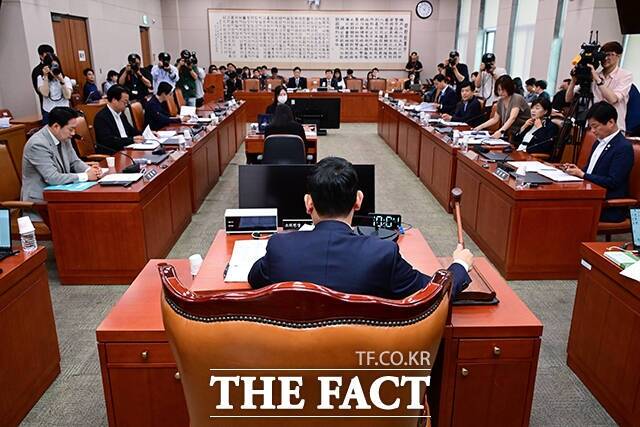 2일 서울 여의도 국회에서 열린 법제사법위원회 법안심사제1소위원회에서 김용민 위원장이 의사봉을 두드리고 있다. /남윤호 기자