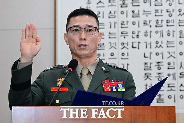 임성근 전 해병대 1사단장이 14일 오후 서울 여의도 국회 법제사법위원회에서 열린 고위공직자범죄수사처에 대한 국정감사에 출석해 증인 선서를 하고 있다./더팩트 DB