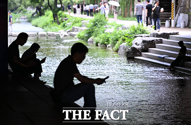 전국 대부분 지역에 폭염특보가 발효된 2일 오후 서울 종로구 청계천을 찾은 시민들이 다리 아래 그늘에서 더위를 식히며 휴식을 취하고 있다. /서예원 기자