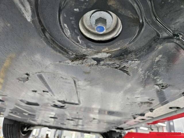 삼성화재 교통안전연구소가 전기차 배터리 손상사고를 분석한 결과를 발표했다. 사진은 도로상 낙하물로 인해 차량 하부 배터리가 손상된 모습. /삼성화재