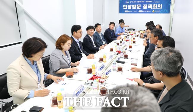 경기도의회 더불어민주당 대표단이 2일 용인 반도체 기업을 찾아 현장 정책회의를 하고 있다./경기도의회