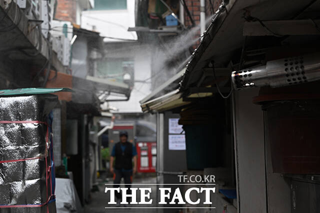 전국 대부분 지역에 폭염특보가 발효된 2일 오후 서울 종로구 돈의동 쪽방촌 골목에 쿨링포그가 분사되고 있다. /서에원 기자