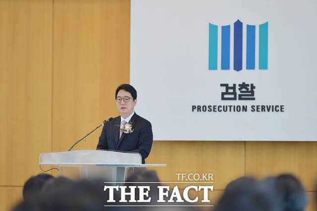 취임 9개월 만에 물러난 심우정 검찰총장은 이재명정부가 추진하는 검찰개혁을 놓고 검찰의 정상적 역할까지 폐지하는 것은 옳은 길이 아니다라고 비판했다. 사진은 2일 퇴임사를 하는 심 총장./대검찰청