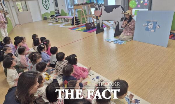 계룡시가 어린이·사회복지급식관리지원센터와 협업해 ‘건강한 우유 마시기 습관’ 교육을 운영했다./계룡시