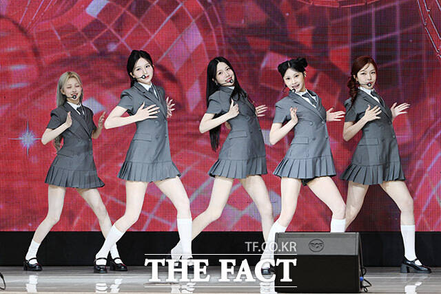 [더팩트ㅣ남용희 기자] 그룹 블링원이 2일 오전 서울 중구 장충동 크레스트72에서 열린 3번째 디지털 싱글 발매 기념 쇼케이스에서 타이틀곡 미스터 무대를 펼치고 있다.