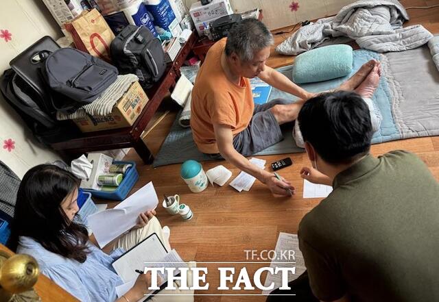 의료돌봄 매니저가 방문 돌봄을 실시하고 있다./광주 남구