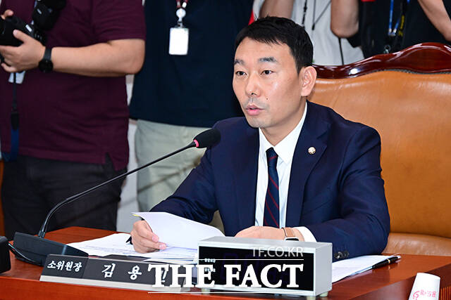 법안 심사에 앞서 발언하는 김용민 위원장.