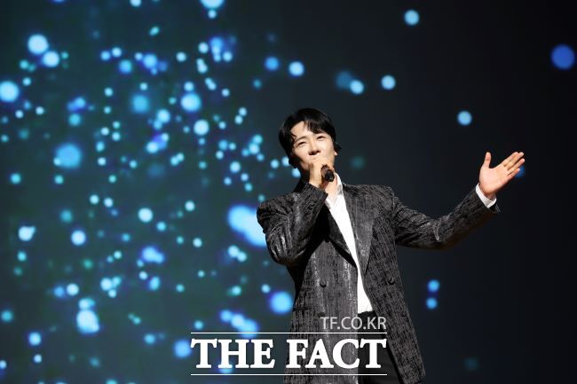 부천시 홍보대사 에녹이 월간부천 플러스 행사에서 열창하고 있다./부천시