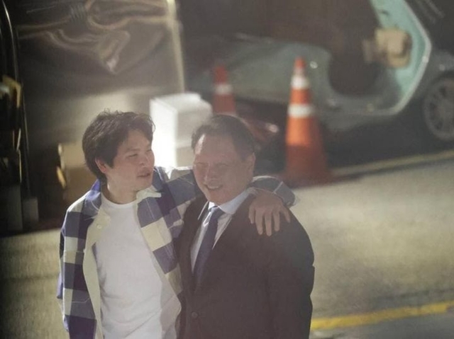 최태원 SK그룹 회장과 최인근 씨가 지난해 6월 서울 강남구 한 식당 앞에서 어깨동무를 하고 걸어가고 있다. /온라인 커뮤니티