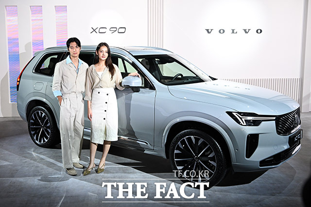 베일 벗은 볼보 XC90.
