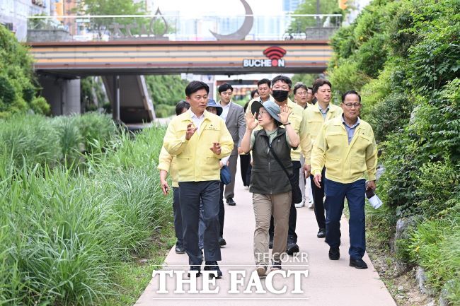조용익 부천시장(앞줄 왼쪽)이 재해 취약지인 심곡천을 찾아 제방 상태 등을 점검했다./부천시